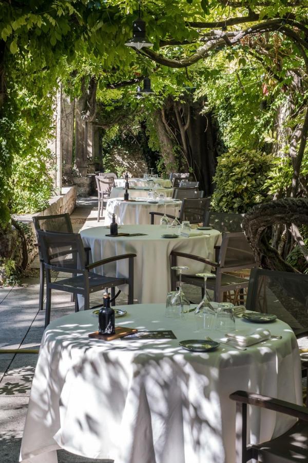 Le Prieuré Baumanière | Terrasse du restaurant © Virginie Ovessian Photographe Le Prieuré Baumanière | Terrasse du restaurant © Virginie Ovessian Photographe