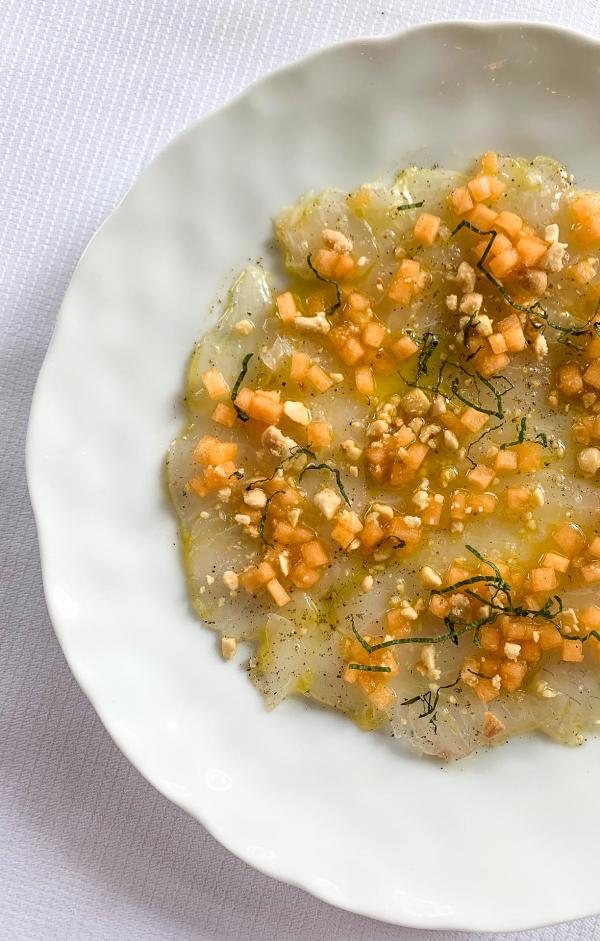 Le Chardenoux | Cyril Lignac - Carpaccio de dorade, melon, cacahuètes, menthe © MB/YONDER.fr