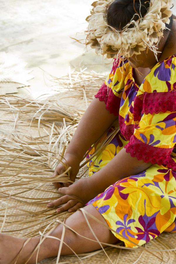 Tissage sur l'île de Rurutu © Tahiti Tourisme