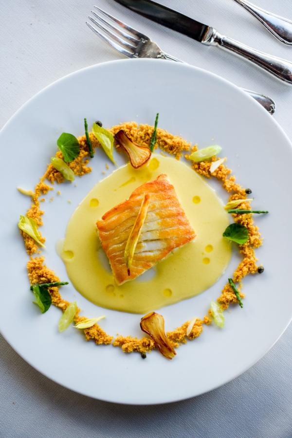 Aile de raie bouclée de petit bateau, citron de Menton, câpres, amandes, salicornes, poudre de noisettes © YONDER.fr Aile de raie bouclée de petit bateau, citron de Menton, câpres, amandes, salicornes, poudre de noisettes © YONDER.fr