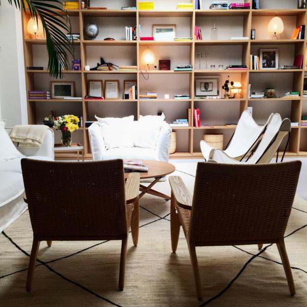 Bibliothèque, sofas et canapés dans le coin lounge | © Yonder.fr Bibliothèque, sofas et canapés dans le coin lounge | © Yonder.fr