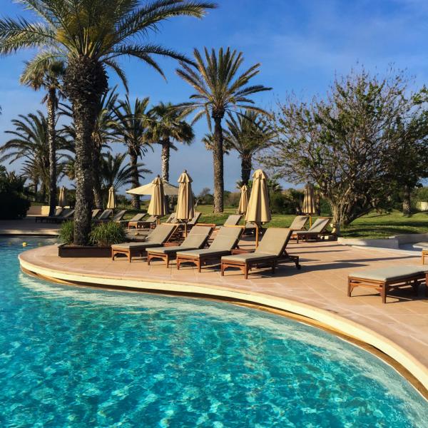 Décor idyllique au bord de la piscine | © Yonder.fr Décor idyllique au bord de la piscine | © Yonder.fr