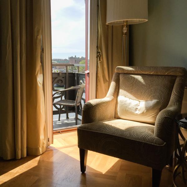Le soleil vient baigner de lumière la chambre 330, chambre Supérieure avec vue et balcon. | © Yonder.fr