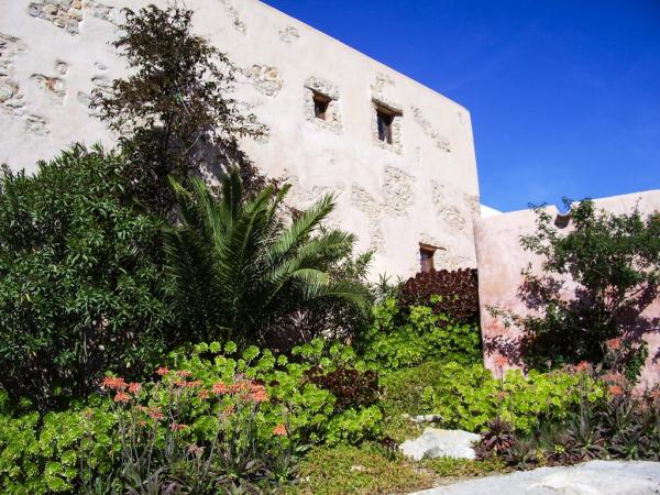 Les fleurs sont omniprésentes dans l’enceinte de l’hôtel | © Can Pujolet Les fleurs sont omniprésentes dans l’enceinte de l’hôtel | © Can Pujolet