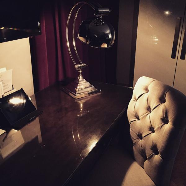 A l’intérieur de l’une des Junior Suites, ambiance chic et éclairage travaillé | © Yonder.fr