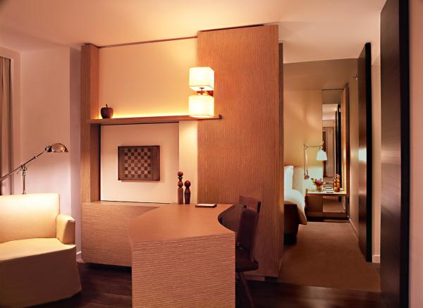 Une chambre Premier Park Deluxe avec son espace salon séparé de la chambre| © Park Hyatt Washington Une chambre Premier Park Deluxe avec son espace salon séparé de la chambre| © Park Hyatt Washington