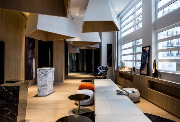 Le lobby du Cinq, une introduction au style tranché de Nuel | © Le Cinq Codet