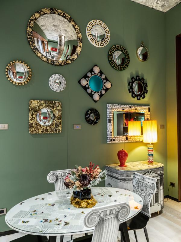 Une extravagante collection de miroir qui rappelle celle de la propre maison de Barnaba Fornasetti, fils de Piero. © DB/ Yonder Une extravagante collection de miroir qui rappelle celle de la propre maison de Barnaba Fornasetti, fils de Piero. © DB/ Yonder