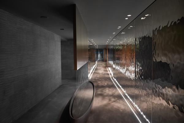 Couloir zen et contemporain pour ce spa sous-terrain. © Mandarin Oriental Couloir zen et contemporain pour ce spa sous-terrain. © Mandarin Oriental