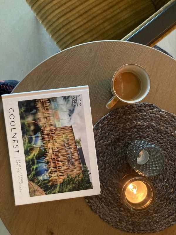 Dans le lounge, un exemplaire de la monographie consacrée à ce projet hôtelier ambitieux. 