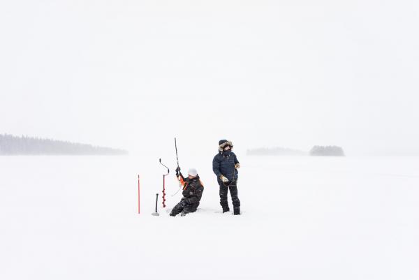 Pêche au trou sur le lac gelé avec Timo.