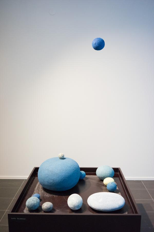 Une oeuvre de l’artiste Riita Talonpoika  dans la galerie Pentik