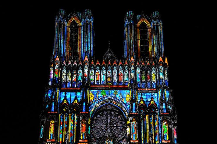 Les tours de la Cathédrale de Reims pendant le spectacle « Spectacles Rêve de couleurs © Tourisme en Champagne
