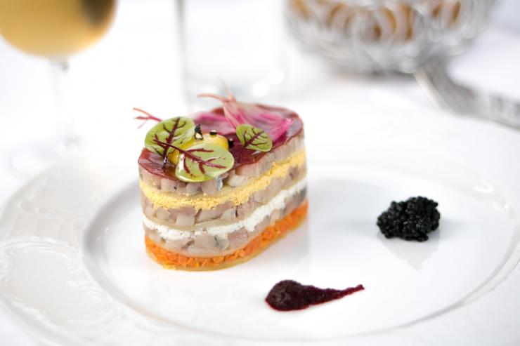 Millefeuille de harengs mimosa © Café Pouchkine
