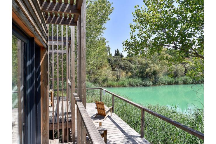 Les cabanes du Coucoo Grands Cépages au bord d’un lac © Hervé Hote