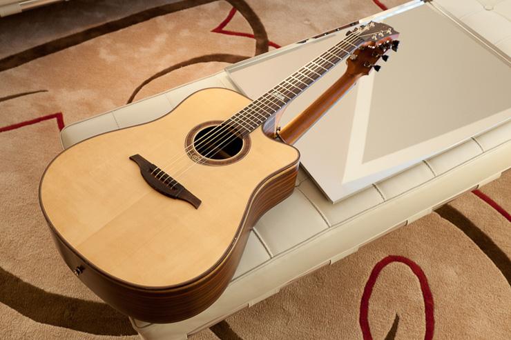 Une guitare acoustique est disponible dans chaque chambre et suite du Royal Monceau Raffles