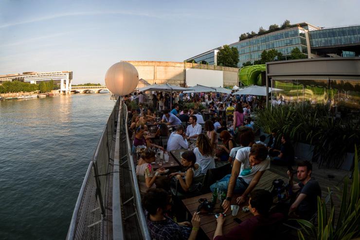 La terrasse du Wanderlust surplombe la Seine