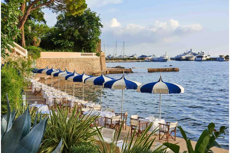 Le restaurant Plage Belles Rives à Antibes, le spot idéal où passer le mois d'août