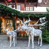 Des cerfs en bois accueillent les hôtes du Chalet du Mont d’Arbois © Yonder.fr Des cerfs en bois accueillent les hôtes du Chalet du Mont d'Arbois © Yonder.fr