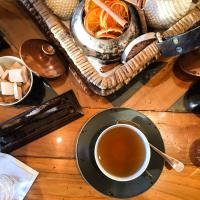 Tea time dans le salon du Chalet © Yonder.fr Tea time dans le salon du Chalet © Yonder.fr