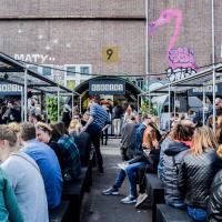 Burgers, pâtes, currys, hot-dogs... et beaucoup de plats végétariens dans le coin "food" du festival © Yonder.fr