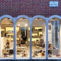 Boutique de chaussures dans un bâtiment d'inspiration Art Déco © Yonder.fr