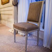 De petites chaises viennent compléter la décoration de la suite © Yonder.fr