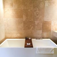 Dans les salles de bain, des lignes géométrique... @ Yonder.fr