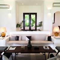 Un splendide salon est à la disposition des hôtes dans la villa principale © Yonder.fr Un splendide salon est à la disposition des hôtes dans la villa principale © Yonder.fr