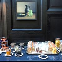 Le buffet du petit-déjeuner rappelle les natures mortes flamandes auxquelles les peintures rendent hommage @ Yonder.fr