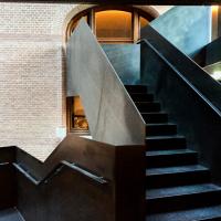 Escalier dans l'atrium @ Yonder.fr