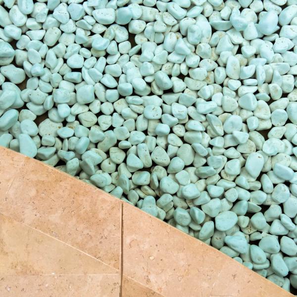 Reflets bleus dans la piscine centrale du resort © Yonder.fr