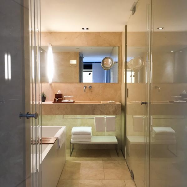 Dans la salle de bain d'une Grand Deluxe Duplex Suite @ Yonder.fr