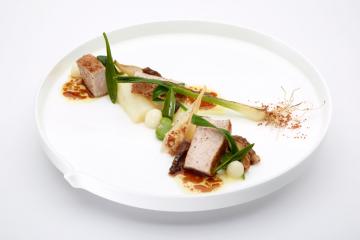 Plat gastronomique servi chez Hof van Cleve, le restaurant 3 étoiles de Peter Goosens © Hof van Cleve