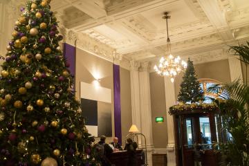 Un imposant sapin de Noël décore le lobby pendant la période des fêtes © Yonder.