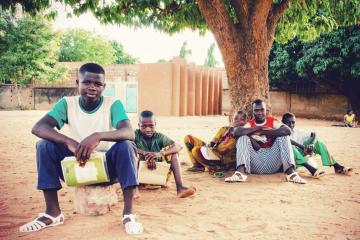 L’après-midi précédant la première épreuve, les dernières révisions se font dans la grande cour du centre d’examen, à l’ombre de quelques arbres. © Antoine Debontride