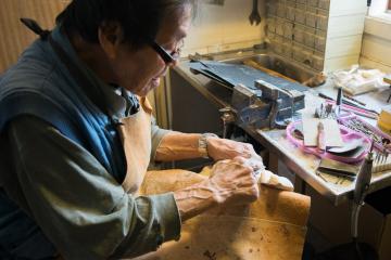 Gideon Qeqe à l’ouvrage dans le petit atelier qui n’est autre que l’entrée de sa maison.