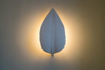 Une lampe originale, soigneusement choisie par Olga Polizzi © Yonder.fr