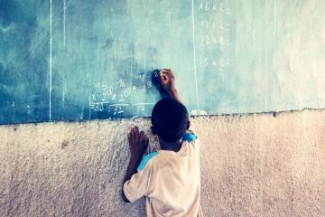 À chaque question du professeur, toutes les mains se lèvent et les doigts claquent pour répondre et passer au tableau. © Antoine Debontride