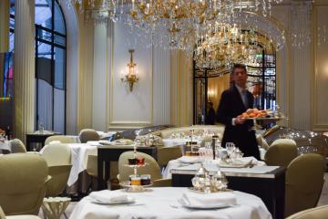 Dans la salle du petit-déjeuner, la même qui héberge le restaurant gastronomique d'Alain Ducasse © Yonder.fr