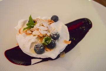 Meringue, myrtilles, fromage frais et amandes chez Cru | © Yonder.fr