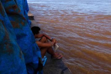 Vie de matelot. Lecture sur l’Amazone. | © Cédric Aubert