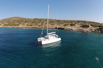 Votre serviteur et d’heureux plaisanciers à bord du catamaran de Sailing Athens. | © Sailing Athens