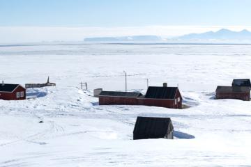 Les maisons de Kap Hope, village aujourd’hui inhabité, perdues au milieu de l’immensité du fjord.
