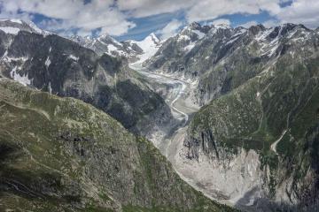 Le glacier de Fiesch est également l'un des plus longs des Alpes mais il est nettement plus étroit que le glacier d'Aletsch. Là encore, la position de la trimline montre le retrait très net du glacier dans sa partie inférieure