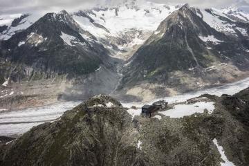 Au premier plan la station de téléphérique de l'Eggishorn ; à l'arrière-plan le Mittelaletschgletscher, glacier qui était connecté au glacier d'Aletsch jusqu'en 1970