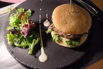 Burger d’agneau aux épices d’Orient.