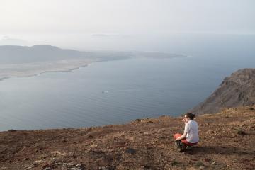 La brume enveloppe l’île de la Graciosa, séparée de Lanzarote par le bras de mer El Río.