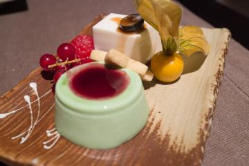 Panna cotta au matcha et cheese cake aux litchis.