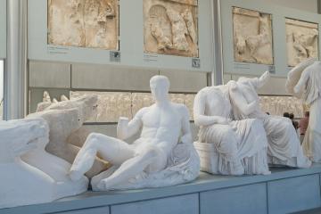 Si ces sculptures du fronton est sont si blanches, c’est parce qu’elles sont en plâtre. Les originales sont toujours au British Museum...